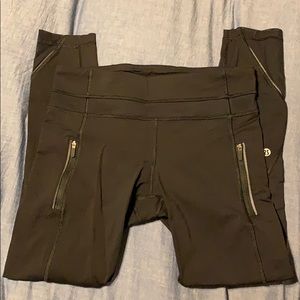 Ladies sz 6 lululemon Inspire leggings EUC